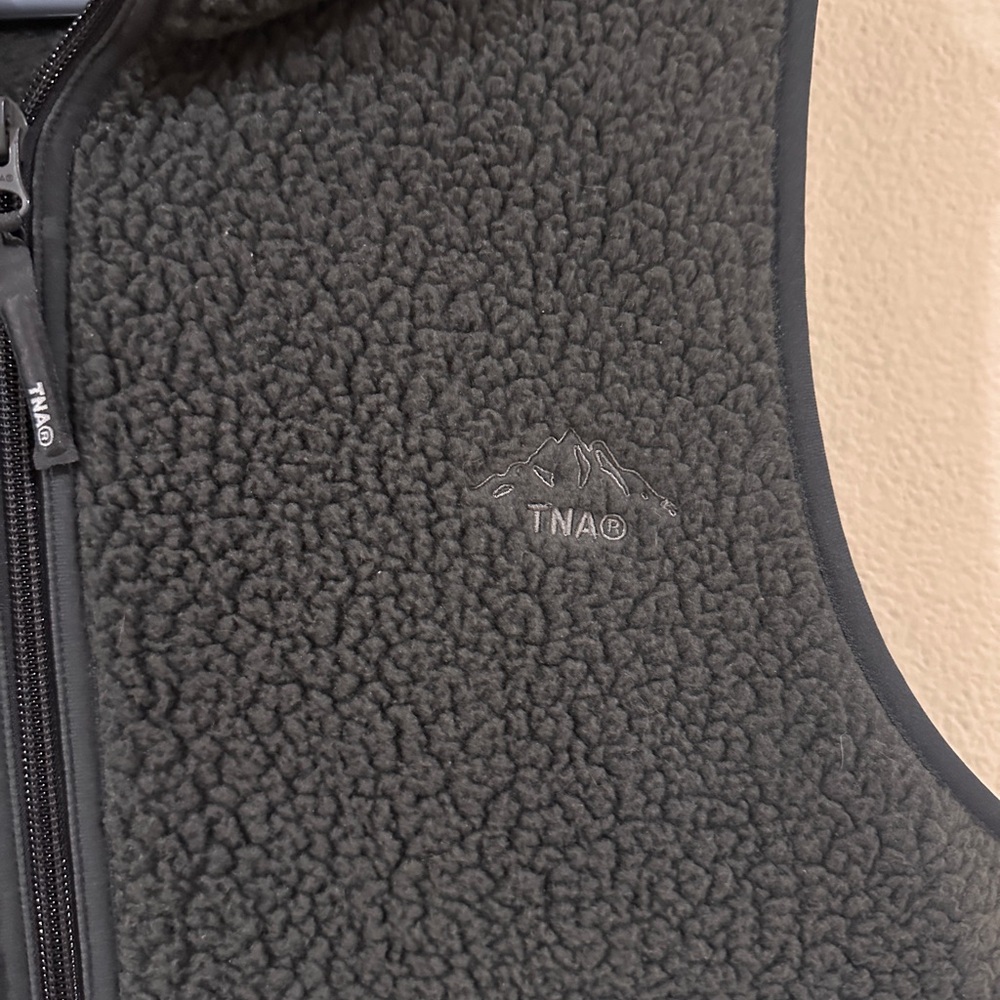 Aritzia Tna Polartec Thermal Pro Boulder Vest Jacket Dark Grey - Size Large - Picture 2 of 6